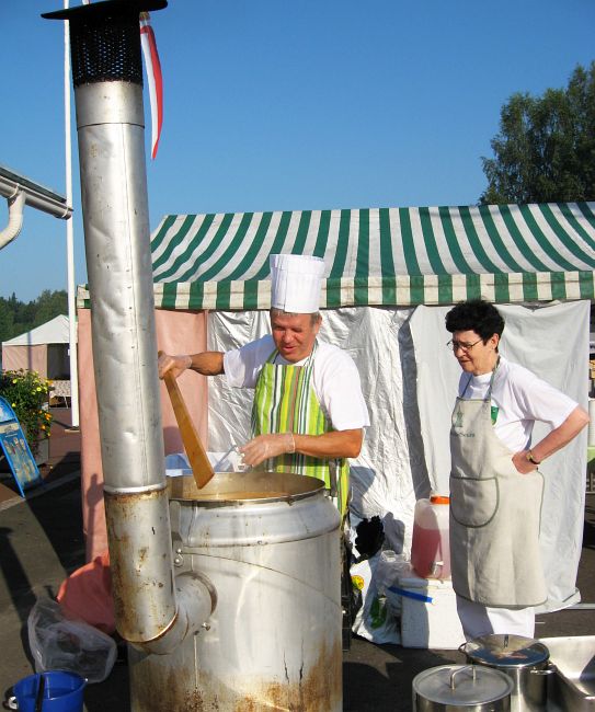 Pääkokki Olavi Rainio ja seuran sihteeri Leena Alho toteavat keiton herkulliseksi.