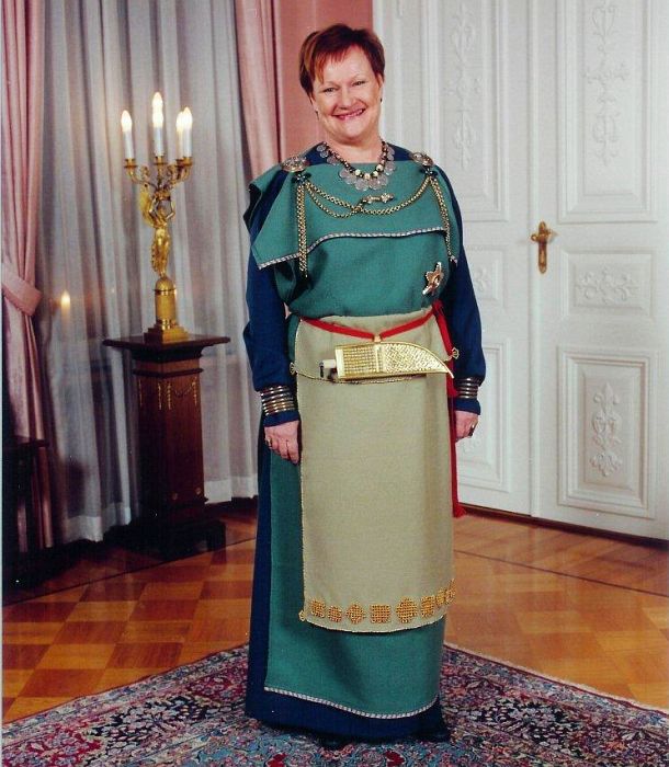 Tasavallan presidentti Tarja Halonen yllään Euran muinaispuku